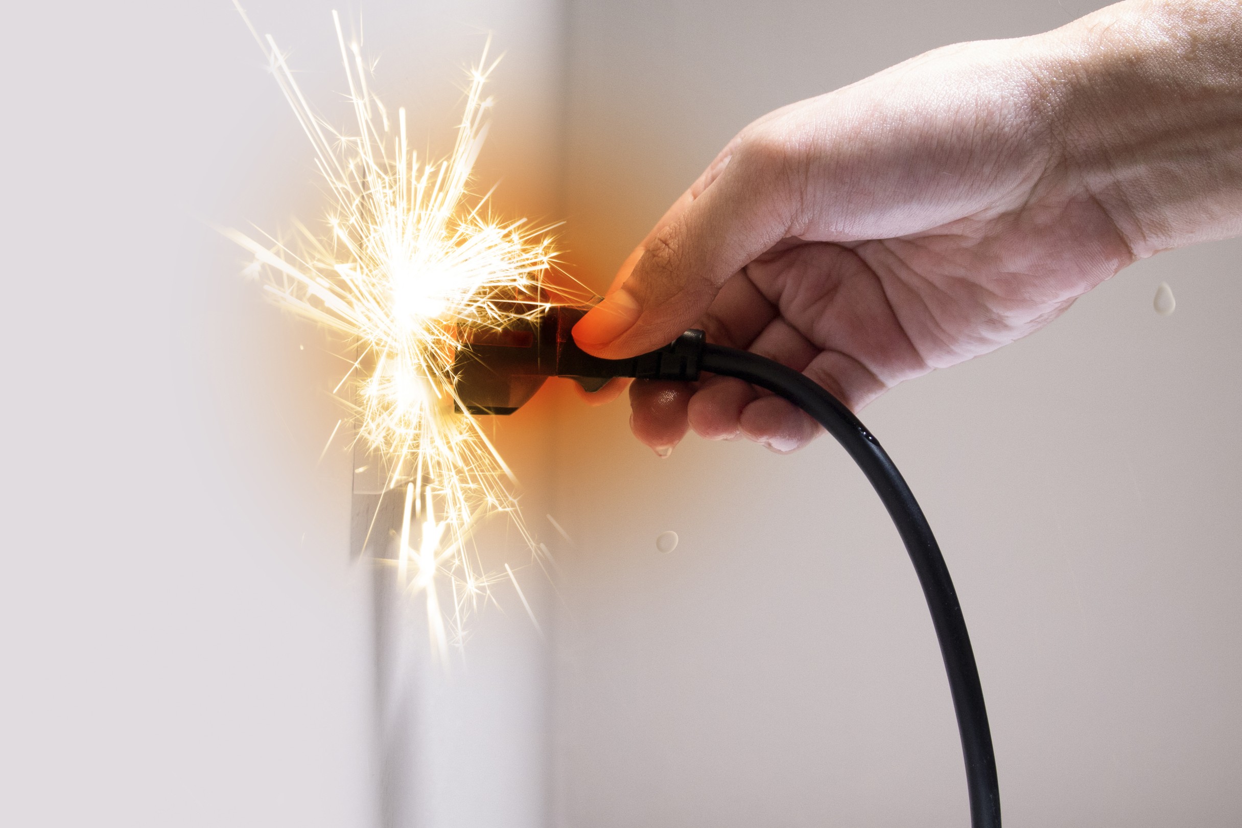 Hand connecting electrical plug cause electric shock, Faulty Electrical Wiring.