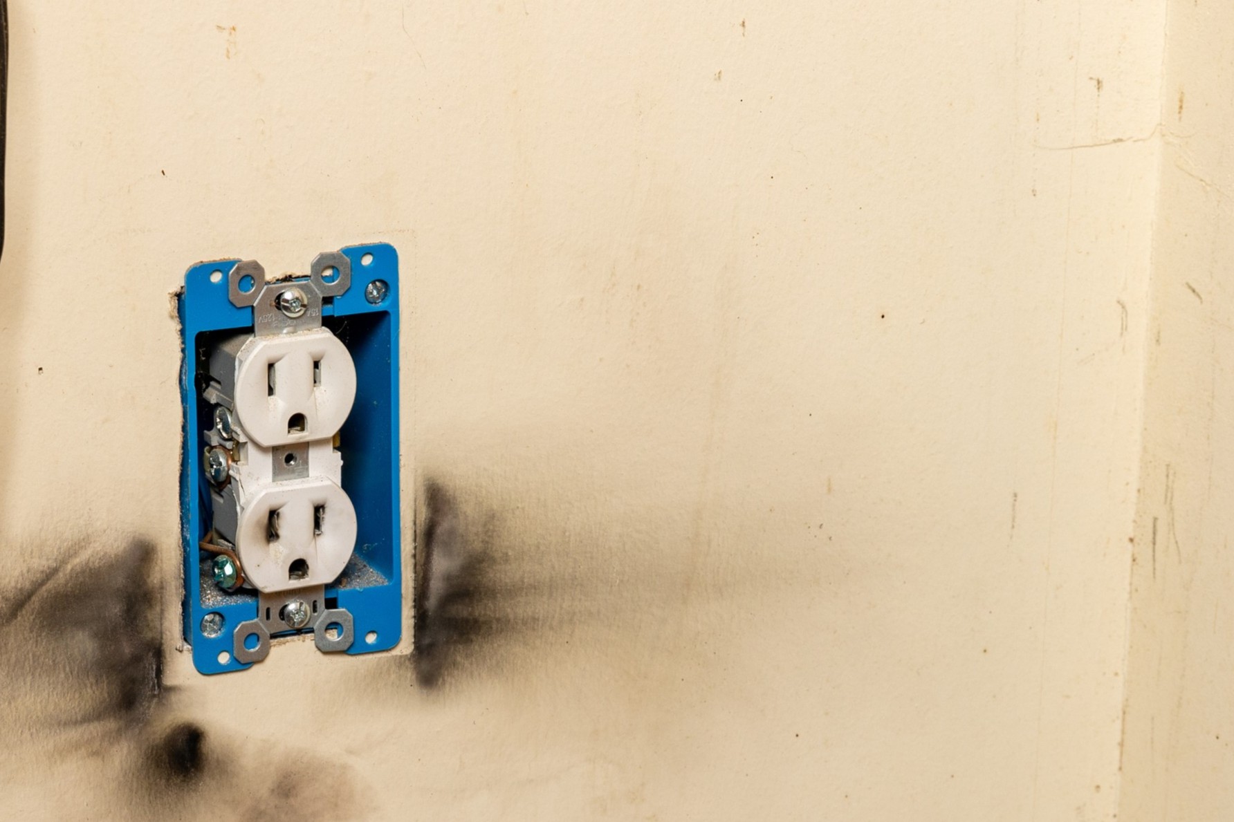 Electrical outlet with burn marks, Home's Wiring.