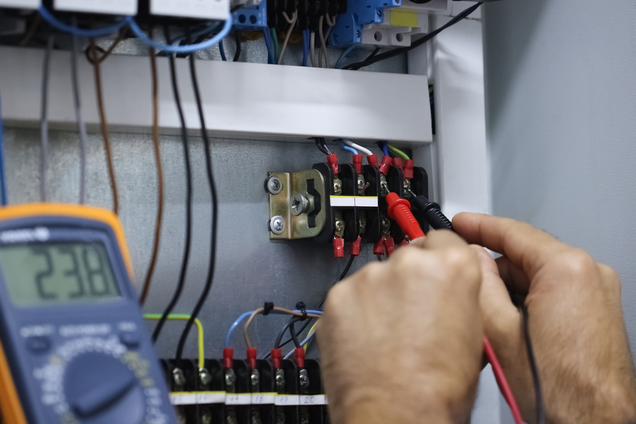 Electrical measures the voltage, Faulty Electrical Wiring.
